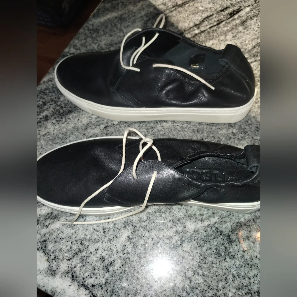 The Flexx NWT leather lace up sneaker size 8, black white laces